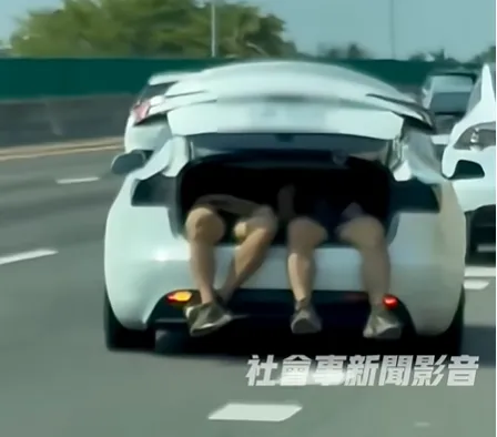 國道驚見2男躺特斯拉後車廂，雙腿掛車外一路搖晃。（圖／翻攝社會事新聞影音）