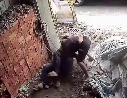 涉案人士遭警方全數帶回偵辦，工程行老闆也出面還原經過，呼籲同業當心。（圖／中天新聞）