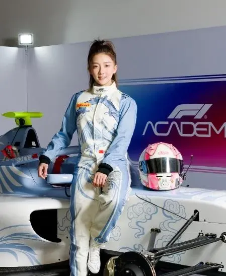 大陸女賽車手師煒。（圖/翻攝新浪微博）