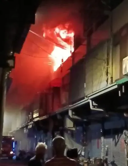 台中市大里區中興路一段的一處民宅失火，母女3人逃生不及。（圖／中天新聞）