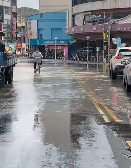 路面積水。(圖/翻攝畫面)