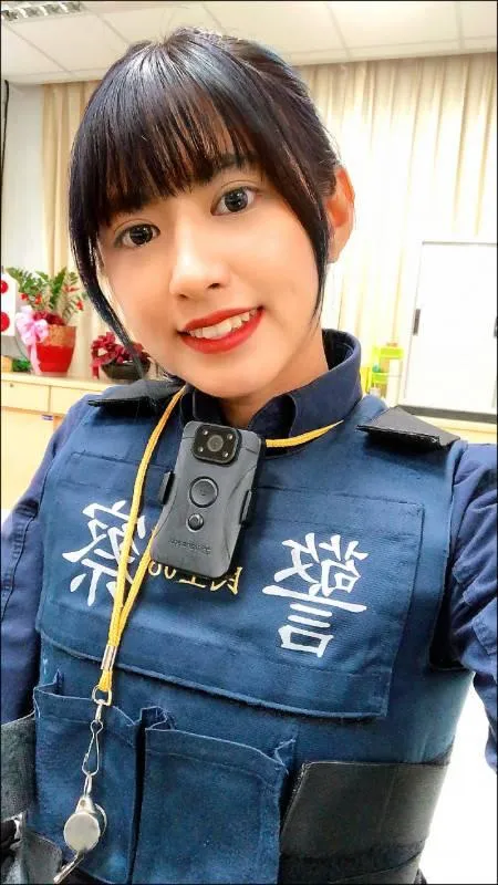 吳姓女警顏值、身材都傲人。（圖／翻攝畫面）