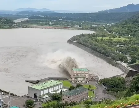 石門水庫啟動排砂作業。（圖／中天新聞）