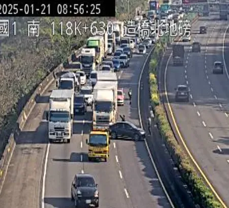 國道1號南向118.4km今日早上發車追撞車禍。（圖／翻攝高公局即時路況，下同）