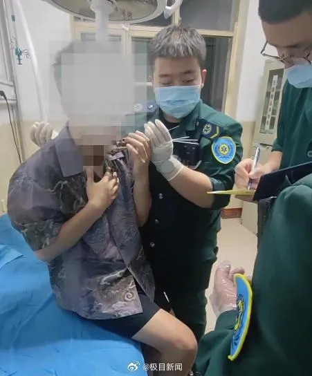 大陸陝西一名男子2日遭同事用多根燒烤簽刺傷頸部。(圖/翻攝自微博)