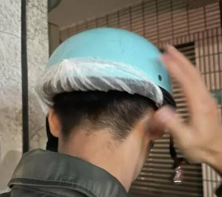 GoShare頭套是套在安全帽上。(圖/CTWANT/Threads@pei_ru_0809授權提供)
