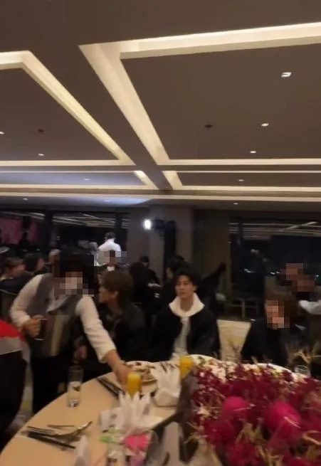 王子因出軌人妻粿粿事業重挫，近期被意外捕捉到現身公司喜鵲娛樂尾牙。（圖／翻攝IG taiyomusic）