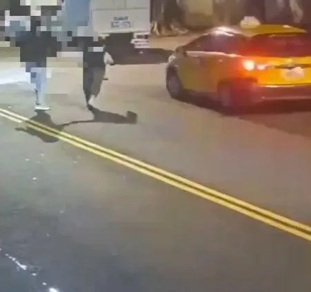 熱心路人（左）上前想調解把運將拉開，結果反而幫倒忙讓劫匪把車更快開走。（圖／警方提供）