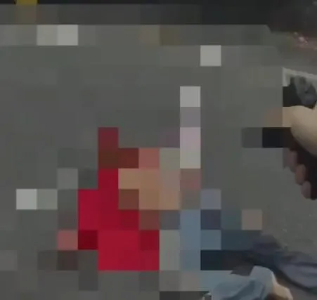 警方獲報趕抵現場時,男子仍不斷揮舞刀械,員警連開2槍將男子制伏。(圖/中天新聞)