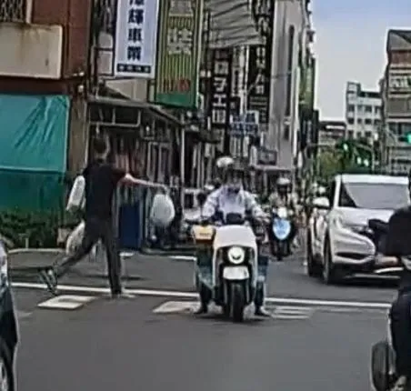 該名男子站斑馬線上手舞足蹈。（圖／翻攝z.x_lan的Threads）