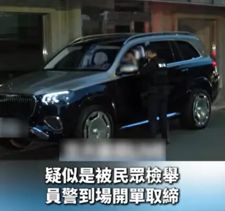 黃仁勳的座車因停靠在餐廳外紅線區域，遭民眾檢舉違規停車，警方隨即到場依法開立罰單。（圖／中天新聞）