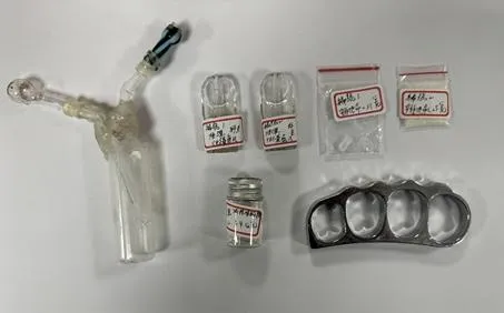 警方查扣毒品及手指虎等違禁品。(圖/翻攝畫面)