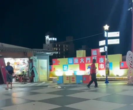 隨著國慶連假即將展開，花蓮東大門夜市8日晚間迎來人潮，不料1名男子在夜市內朝遊客揮刀、丟酒瓶甚至追人，嚇得遊客驚惶逃跑。圖為花蓮東大門夜市。（圖／Threads@onni_car授權提供）