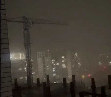 台南市安南區一處高樓工地,塔式起重機的黃色吊臂被狂風吹動,在原地不斷旋轉,宛如空中巨型「竹蜻蜓」。(圖/翻攝畫面)