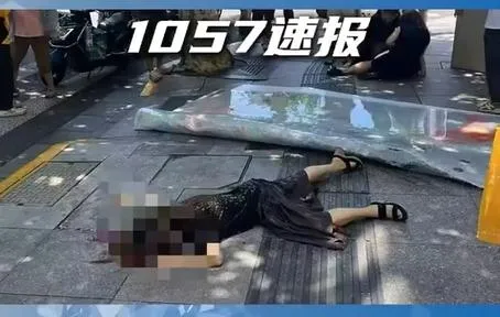 一名女子遭砸中倒地，場面驚悚。（圖/翻攝新浪微博）