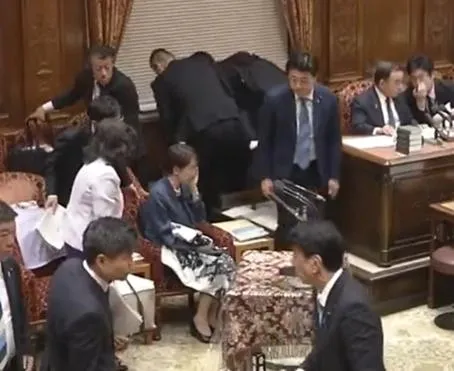 日本首相高市早苗傳因體力不支一度無法從座位起身。（圖／翻攝眾議院即時畫面）