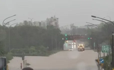 嘉義縣今日因豪大雨導致多處積淹水。（圖／翻攝自嘉義綠豆大小事臉書公開社團）