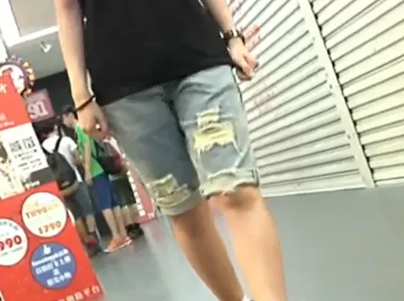 民俗專家楊登嵙建議農曆7月鬼月期間避免穿刷破設計的服裝，以免被好兄弟認成「窮鬼」或當成同類。（示意圖／中天新聞）