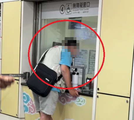 台鐵新左營站6日發生1名男子看錯車次又搭錯車事件，憤怒的男子不斷向站務員咆哮。（圖／Threads@fuchengbbq2008授權提供）