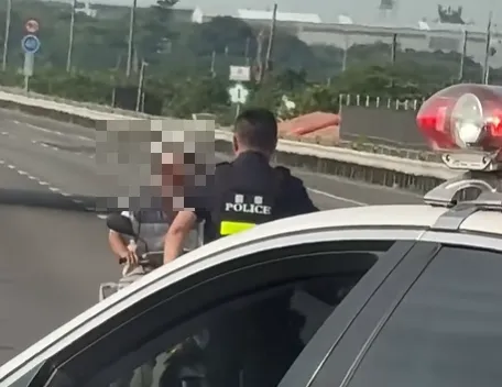 15日下午，79歲蕭姓男子騎乘普通重型機車誤闖國道1號新營段，竟於北向內側車道逆向行駛。（圖／翻攝爆料公社）