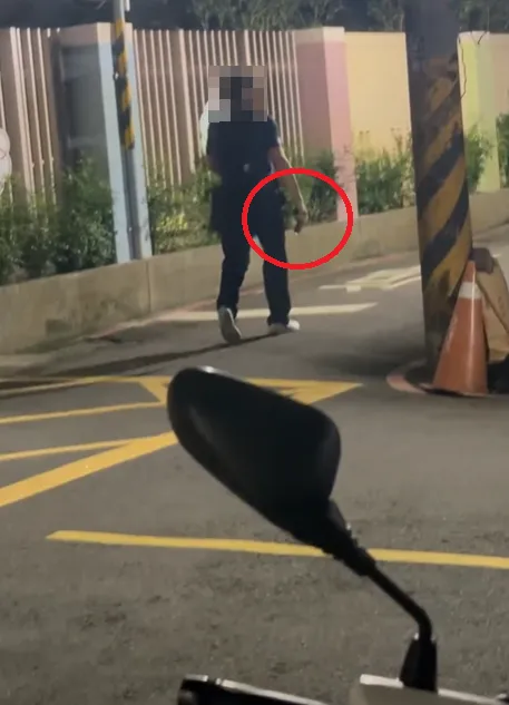 新北三重有男子疑似持槍在街上閒晃。（圖／Threads網友@uesta_ho授權提供）