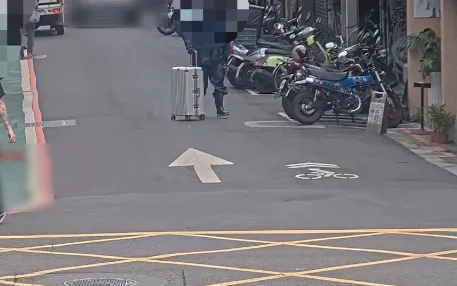 林嫌帶著行李箱與穿著雨衣。（圖／警方提供）