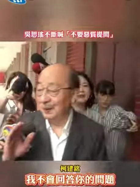 民進黨立院黨團總召柯建銘拒絕中天記者的提問。(中天新聞)
