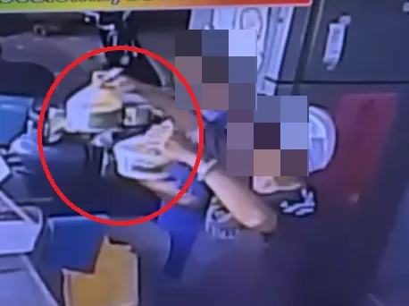 從店家公布的監視器畫面可見，當時店員交給外送員的其中1個餐點的碗圖案神似該泡麵碗。（圖／中天新聞）