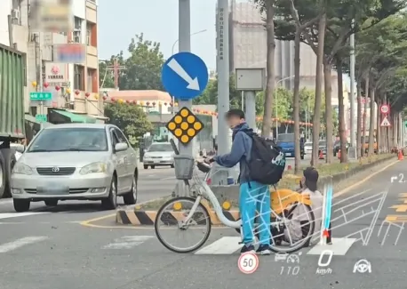 江生幫忙注意周邊車輛，前方也有1輛汽車禮讓。（圖／Threads@jasonfu.mb授權提供）