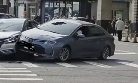 警方接獲報案後迅速趕抵現場處理，發現2車均有明顯毀損痕跡，現場共有4人受傷，所幸均無生命危險。（圖／記者爆料網、網友「我有魚」授權提供）