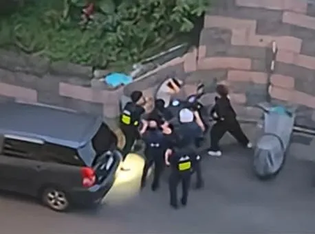 警方包抄圍堵嫌犯。（圖／中天新聞）