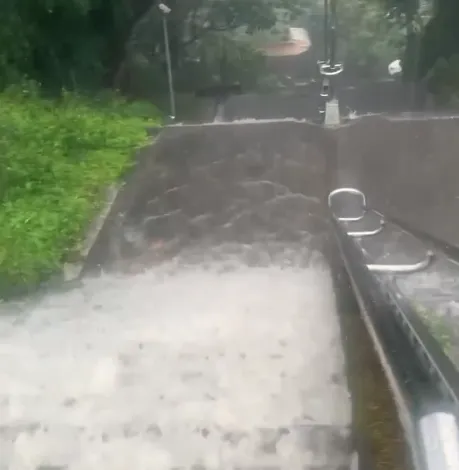 淡江大學克難坡樓梯全是傾瀉而下的雨水，讓人難以行走。（圖／Threads@_.ya_cos授權提供）