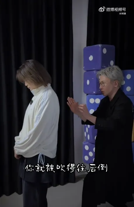 劉謙以嶄新造型亮相。（圖／翻攝自微博）