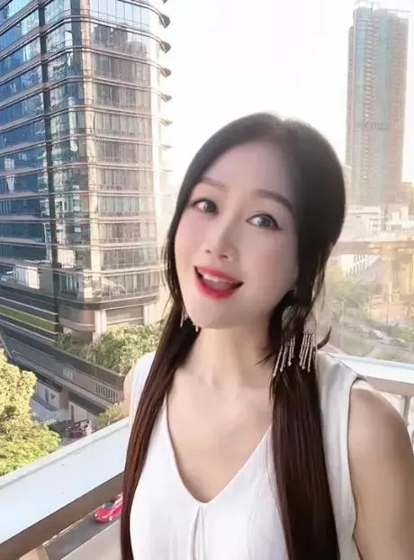 55歲的香港女星梁小冰因在抖音分享的影片濾鏡效果過強，引發外界熱議。（圖／翻攝抖音 梁小冰）