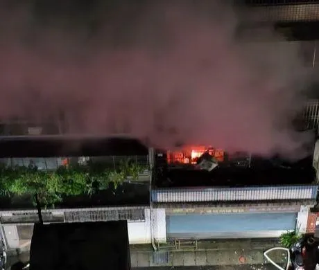 火災現場。（圖／翻攝愛新莊我是新莊人，由民眾林稔晨拍攝）