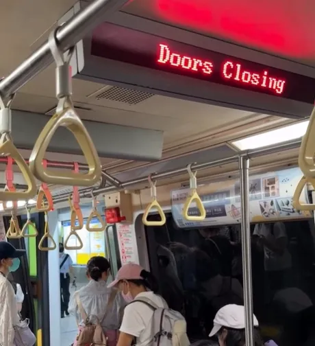 北捷文湖線3日晚間發生列車緊急煞車與燈光閃爍狀況，台北捷運公司已請車上83名乘客於文德站換乘。（圖／民眾提供）