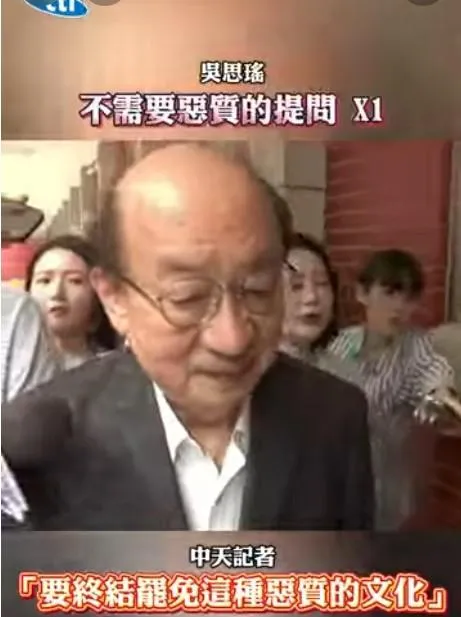面對中天記者連番追問,民進黨團總召柯建銘、幹事長吳思瑤採取反嗆方式回應。(中天新聞)