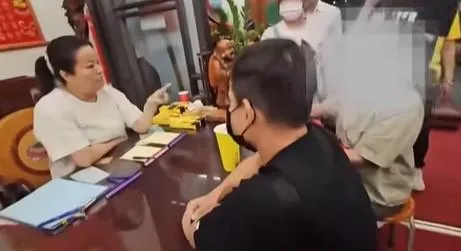 這段疑似女代書生前曾找鳳凰山紫靈宮住持求救的影片，過程中，女住持態度強硬。（圖／翻攝畫面）