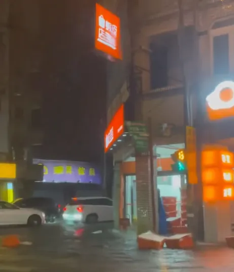宜蘭縣11日晚間有民眾在羅東監理站附近目擊網購包裹變成「漂漂河」。(圖/Threads@lzh__06授權提供)