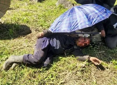 花蓮縣大同大禮道路於今(22)日上午,一名怪手司機挖掘道路時,機台不明原因墜落約80公尺邊坡。(圖/翻攝畫面)