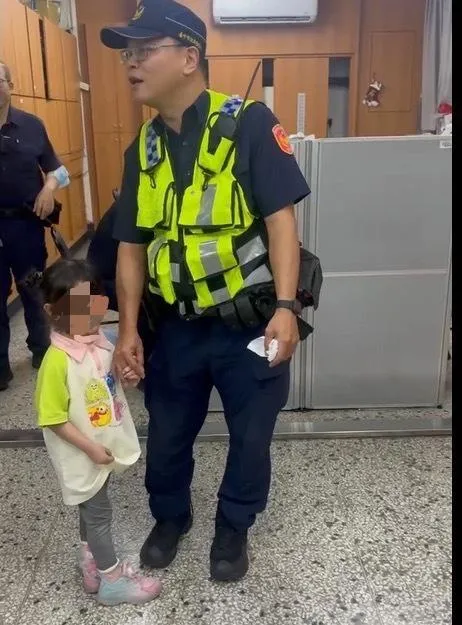 員警先將女童帶返所照顧。（圖／警方提供）