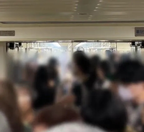 車廂突然冒出濃煙,乘客揮手試圖驅散刺鼻的味道。(圖/@_hungyu_授權提供)