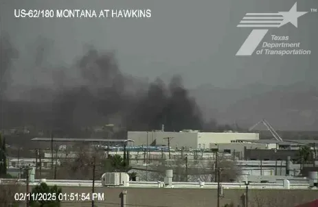 厄爾巴索機場附近一輛汽車爆炸引發大火，當地交通部門在X上發布監視器拍到的相關畫面。（圖／翻攝自X@txdotelp）
