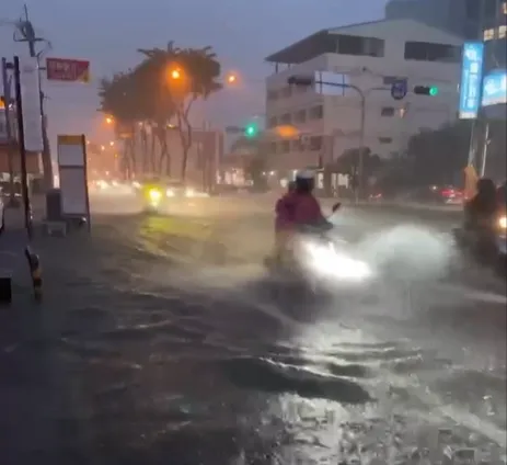 台中市烏日區中山路一段9日晚間發生淹水，民眾駕車經過激起水花。（圖／Threads@love_941069授權提供）