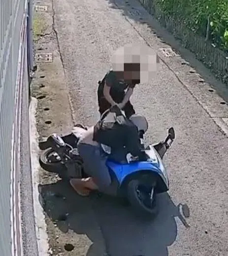 阿嬤反殺搶匪直接痛毆對方。（圖／翻攝畫面）