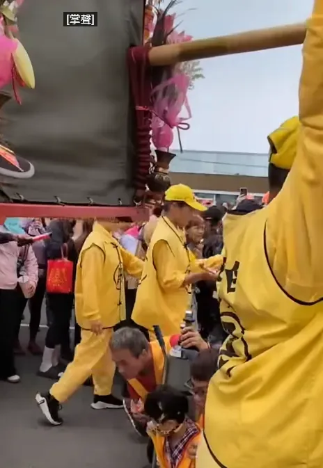 轎班把鑾轎撐高,讓小女童順利鑽轎底。(圖/翻攝自白沙屯媽祖網路電視台YT)