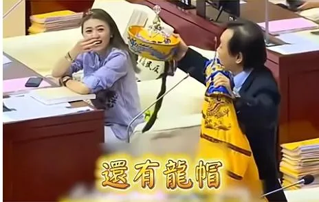 王世堅質詢過程中坐在隔壁的同黨議員顏若芳憋笑表情成為網友們熱烈討焦點。(資料照/中天新聞)