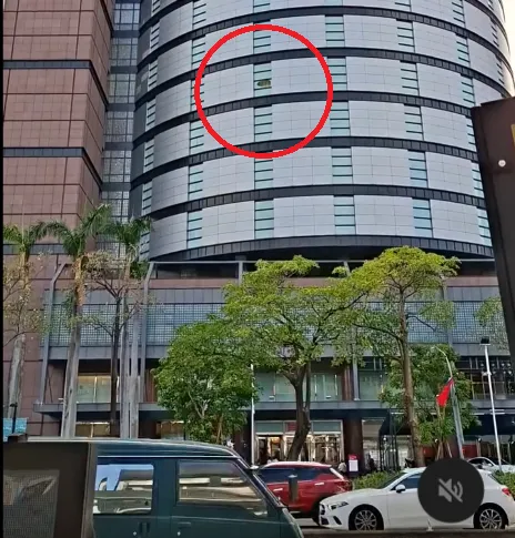 事發畫面可見下方馬路車潮多,暫未傳出傷亡。(圖/Threads@aa20061013授權提供)
