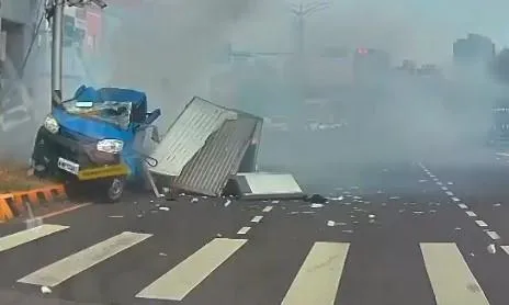 藍色小貨車嚴重毀損。（圖／翻攝畫面）