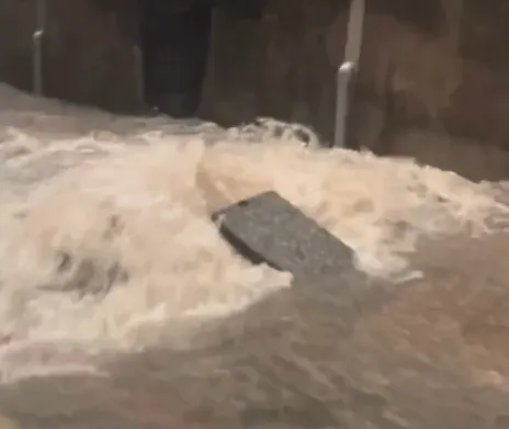 新北淡水22日降下豪雨，民眾直擊路邊人孔蓋被大量雨水沖開，像是「小型噴泉」。（圖／Threads@_angel_219授權提供）